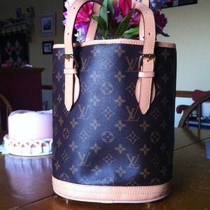 Round brown hand bag