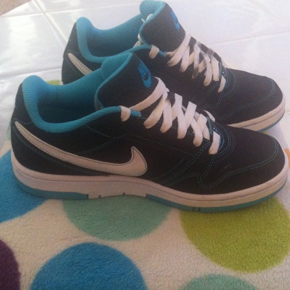 🔴Sold🔴 Women nike lowtop aqua black and white!