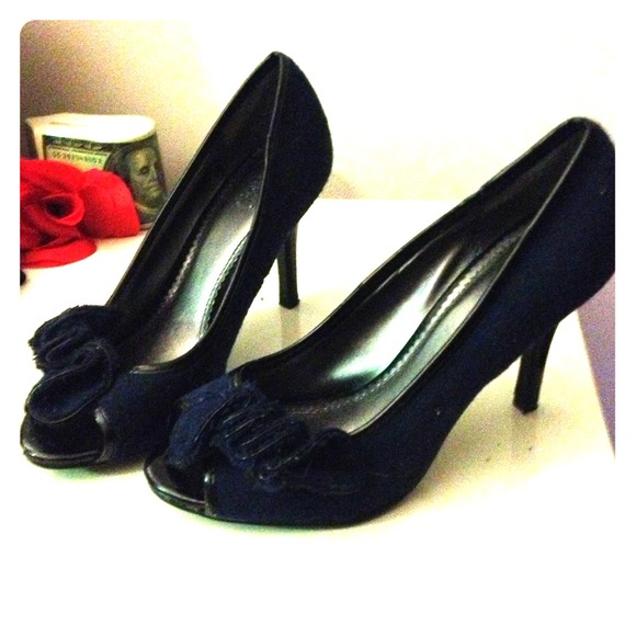 Navy heels! Super comfortable!