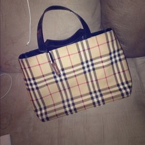 (Reserved) Authentic Burberry purse 👜