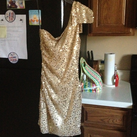 Gold sequin dress - Picture 2 of 3
