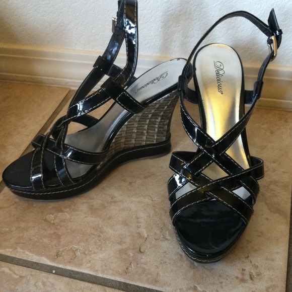 Patent leather black wedges