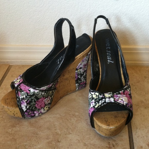 Cute flower/black wedges
