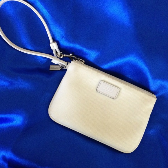 ❤Reserved for @kristylindeman❤Coach Wristlet