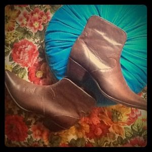 Charlie 1 Horse all leather size 7 1/2 booties