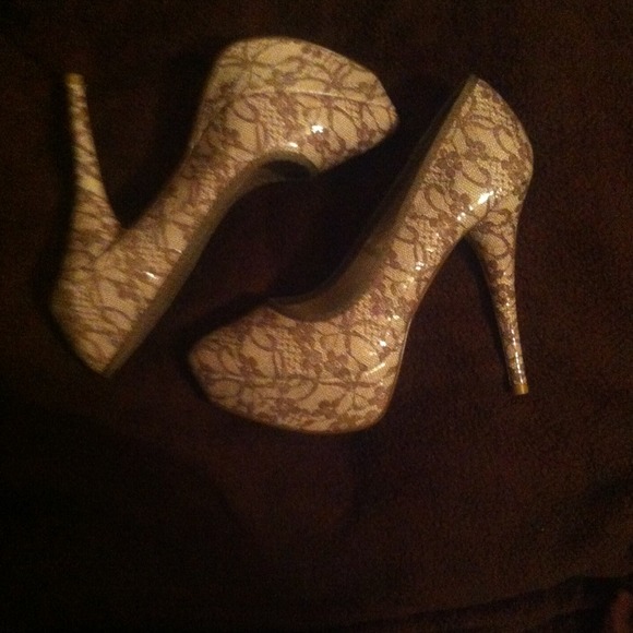 6.5 cream and brown leather. Looks like lace :) - Picture 2 of 3