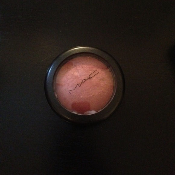 !!!!SOLD!!!! mac blush (mineralized) Gleeful