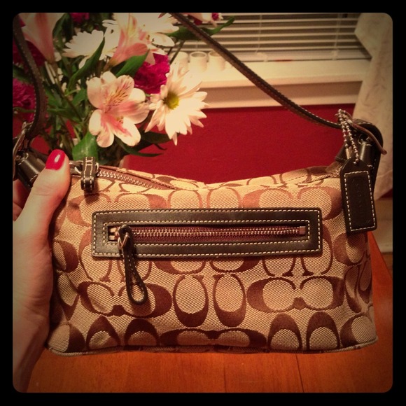 Small Coach shoulder purse with signature logo.