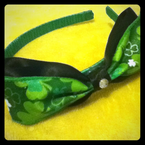 Large shamrock bow headband - St Patty's Day!!