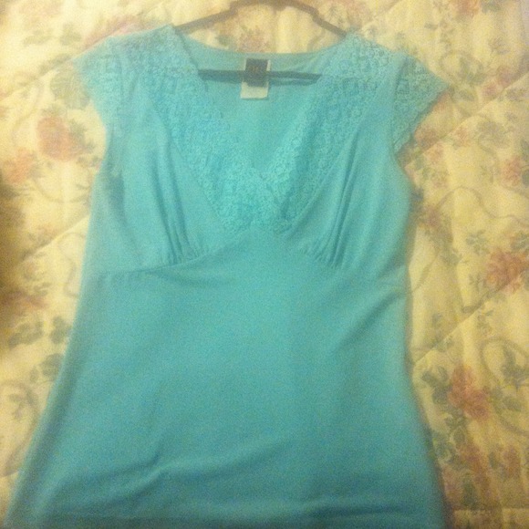 Sleeveless lace. - Picture 1 of 2