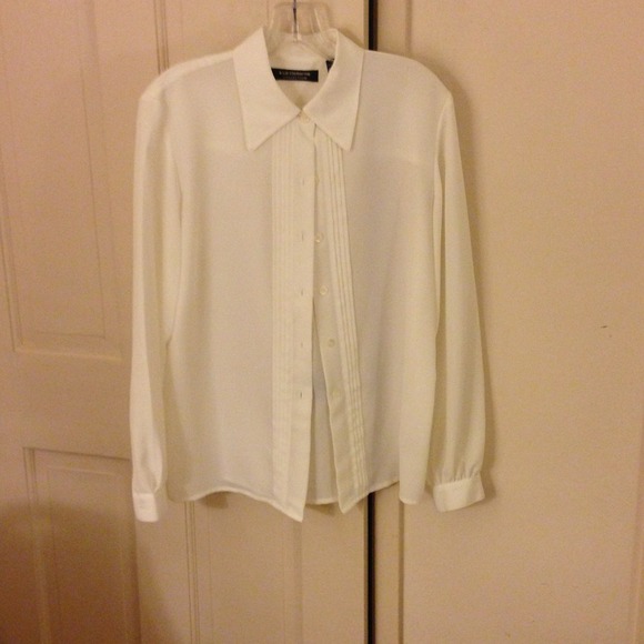 ***Sold****Liz claiborne classic white tops.....