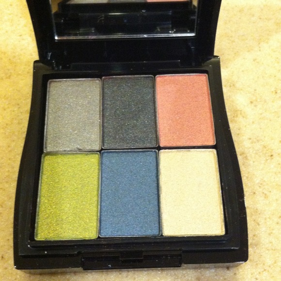 SOLD - Mary kay eyeshadow compact NEW