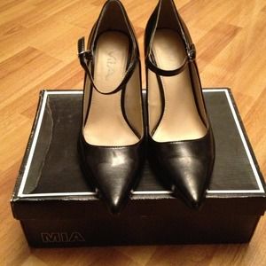 MIA black leather pumps