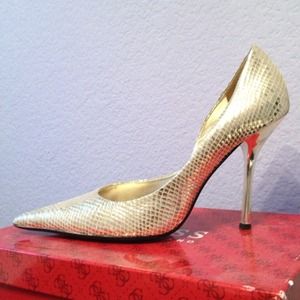 Guess Light gold reptile Pumps