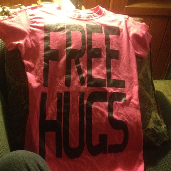 Free hugs tee
