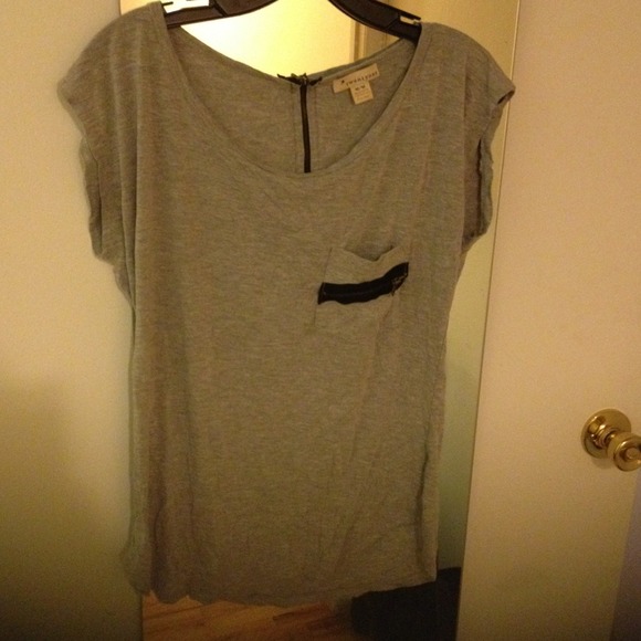 ❌ SOLD Grey top with zipper details