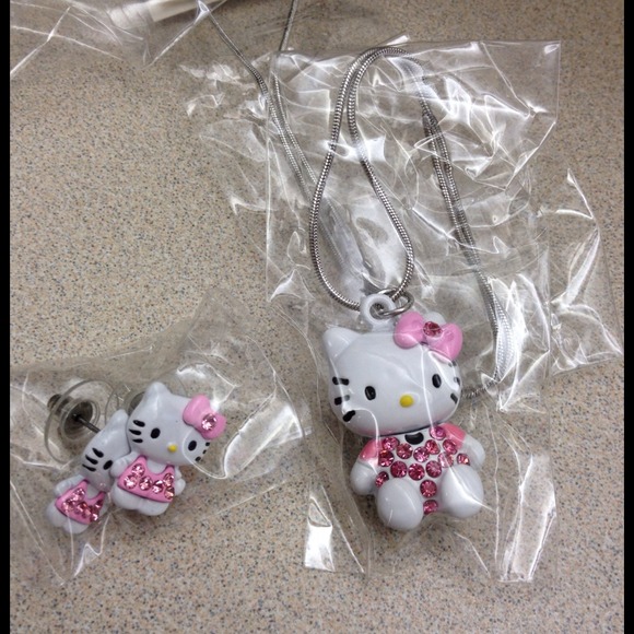❤SOLD❤Hello Kitty necklace with matching earrings