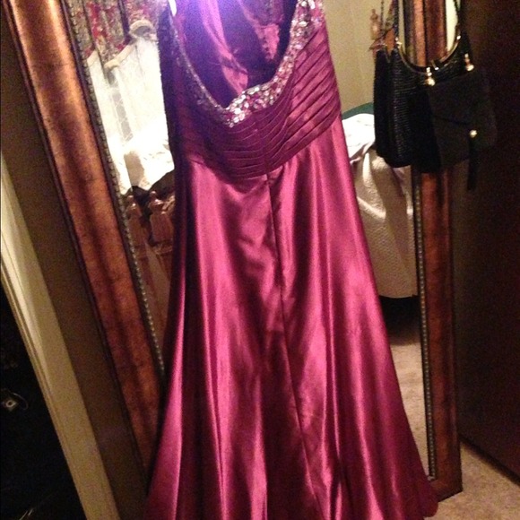 Purple evening gown! - Picture 3 of 4