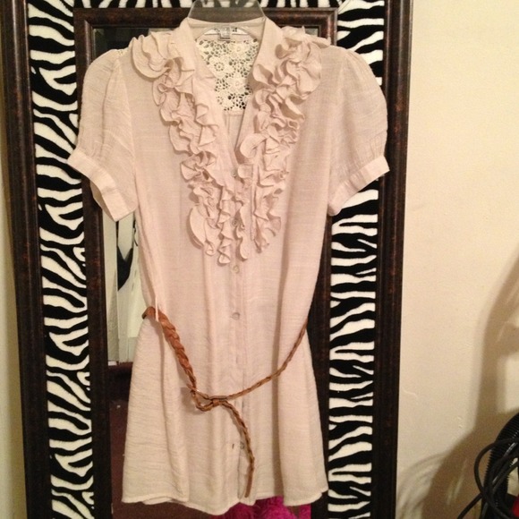 Nice ruffled shirt/w belt