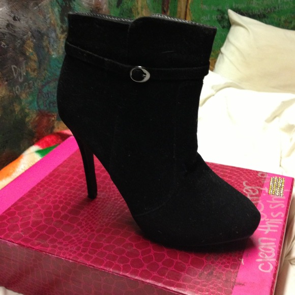 SOLD✨Adorable black suede booties!