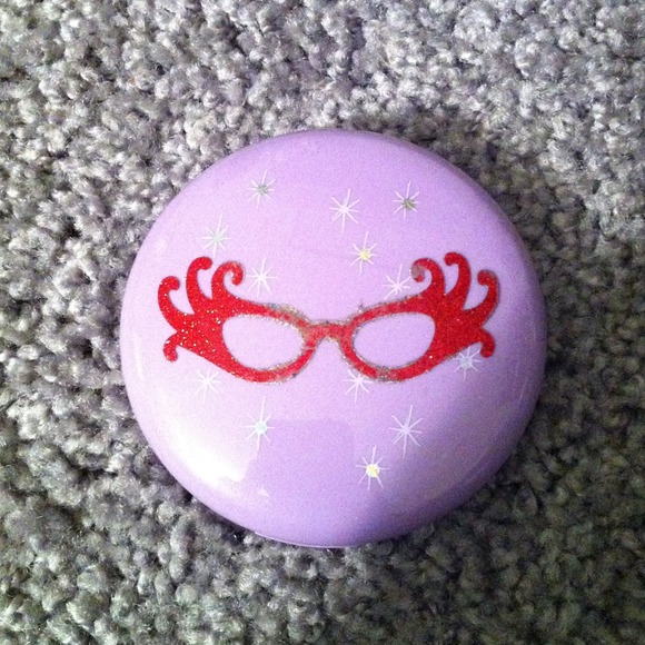 ❌SOLD❌ MAC Limited Edition - Dame Edna Powder -