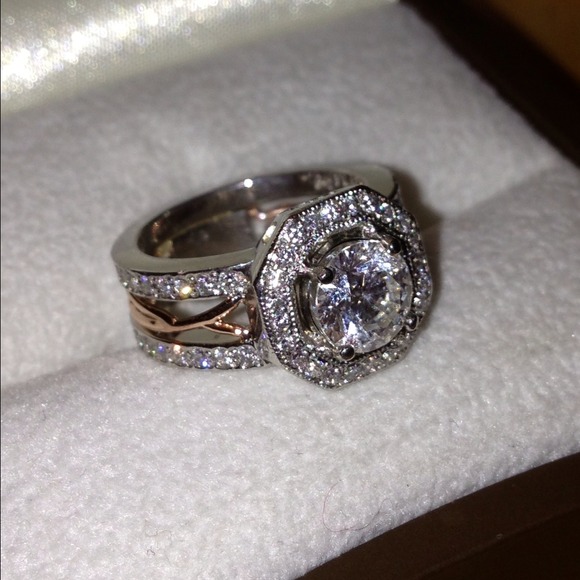 *SOLD* Ladies Platinum Wedding Ring