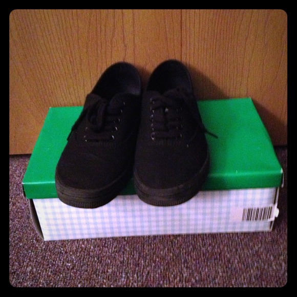 ❤SOLD BUNDLE❤ Black sneakers!!!