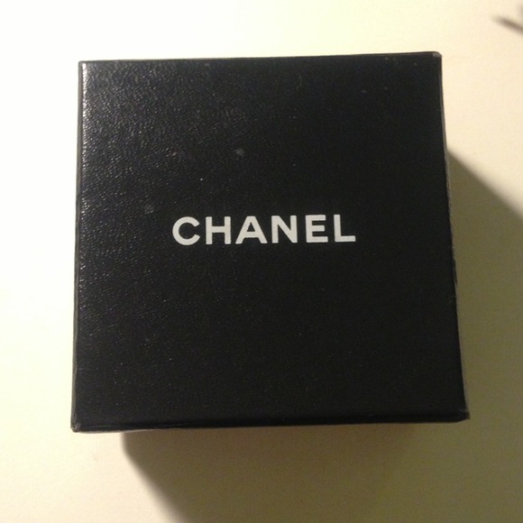 🎀🎀Used Chanel earring(authentic) - Picture 4 of 4