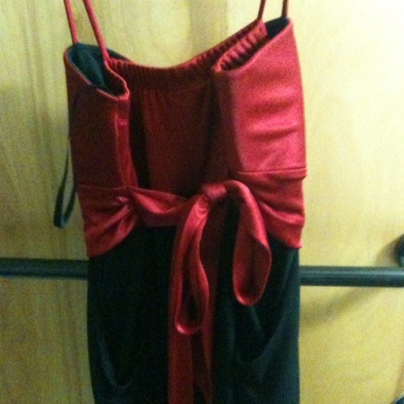 Red and black dress - Picture 3 of 3