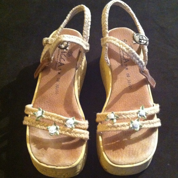 Rubber soled platform sandals with flower accents