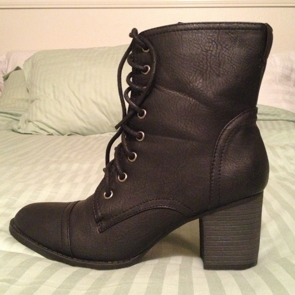 *****ON RESERVE****Black combat boot