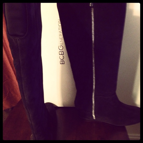 Brand new in box BCBG Issana 8.5