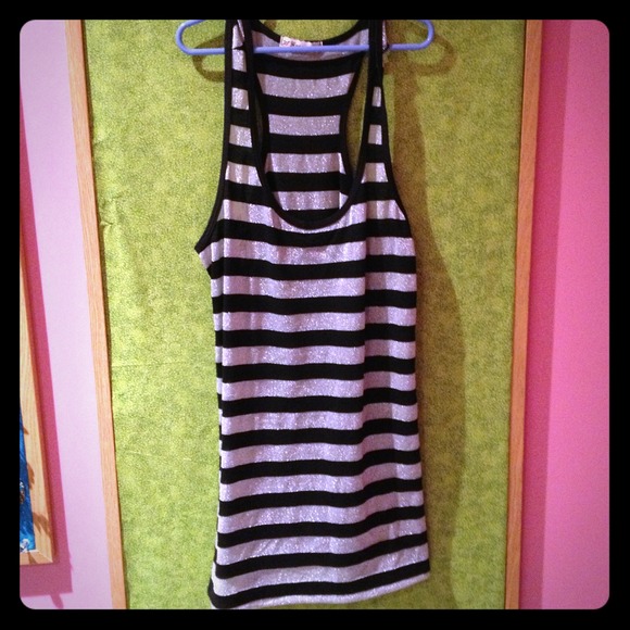 🔴SOLD!🔴Black and silver shimmery tank