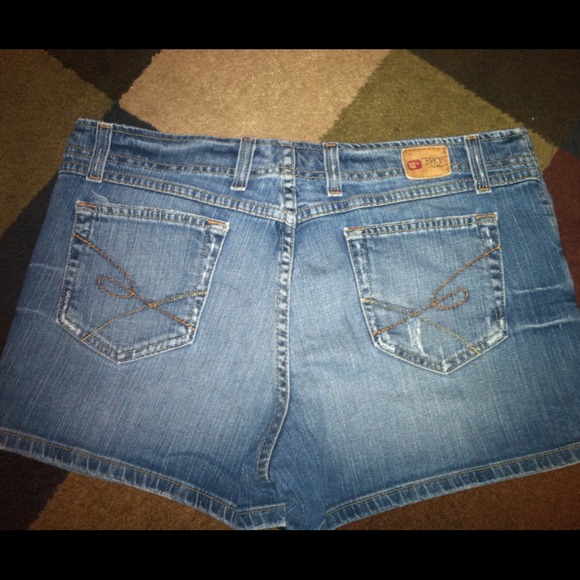 BKE SHORTS LIKE NEW traded with @cmiller1004