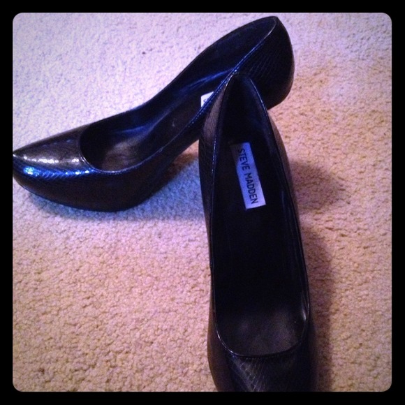 Steve Madden black pumps