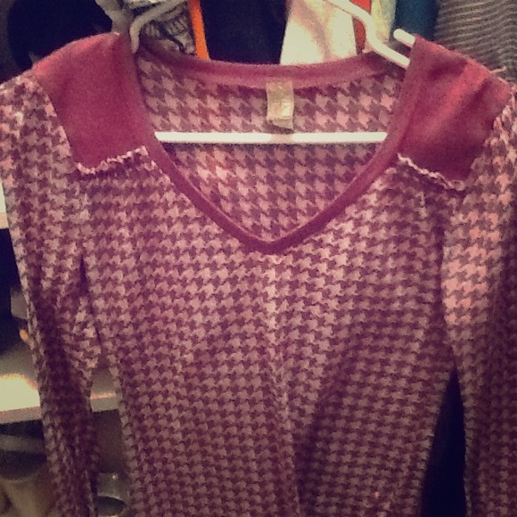 **traded** long sleeve purple and white top