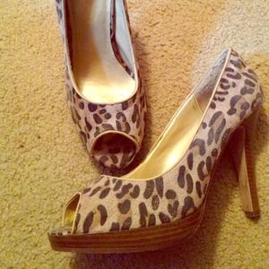 Leopard print peep-toe pumps