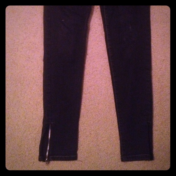 Black skinny jeans with zippers at the ankle