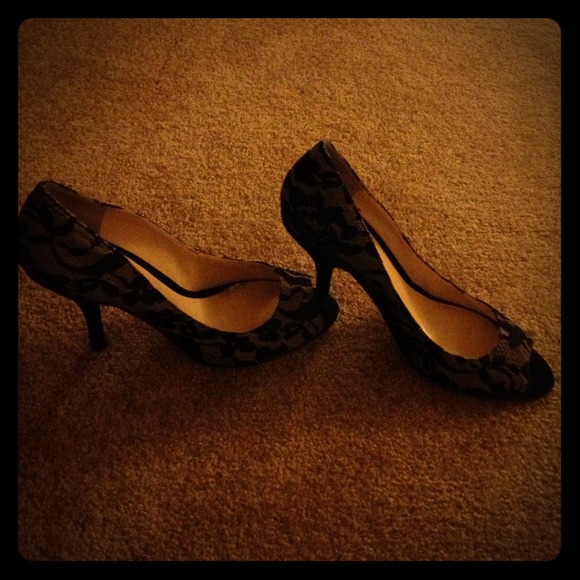 Nine west Lace peep toe heels :) - Picture 1 of 4