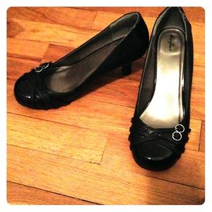 Like-new black 2-inch heels
