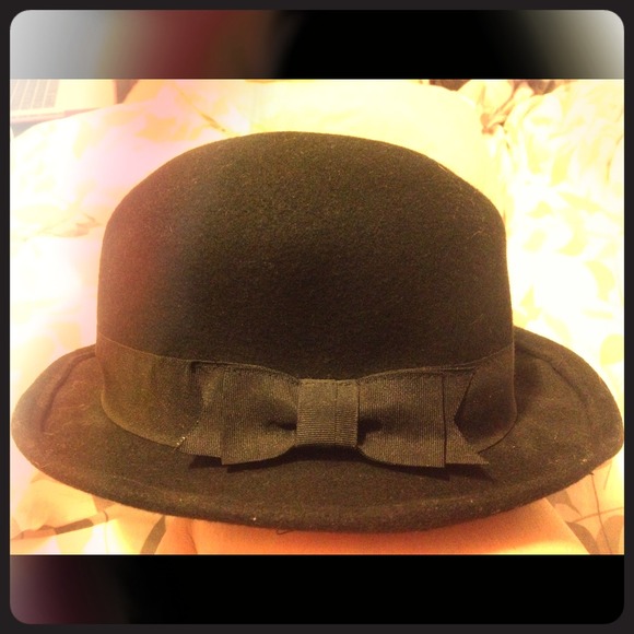 Super cute black hat with bow from H&M