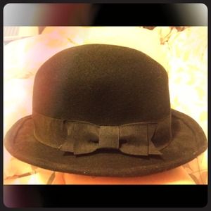 Super cute black hat with bow from H&M