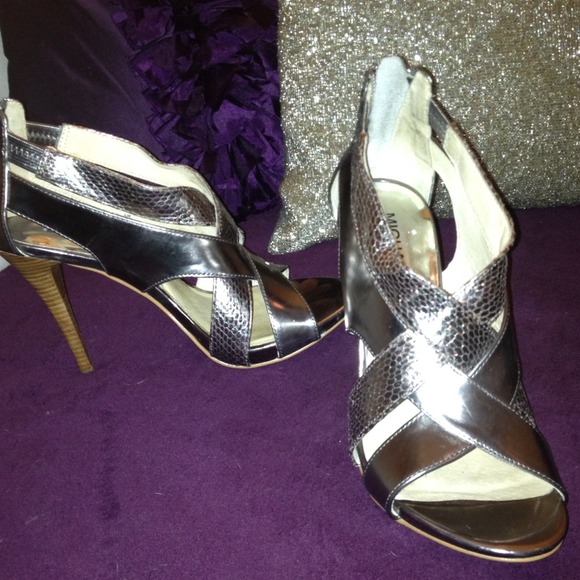 ⭕ON HOLD⭕ Michael Kors metallic sandals size 6