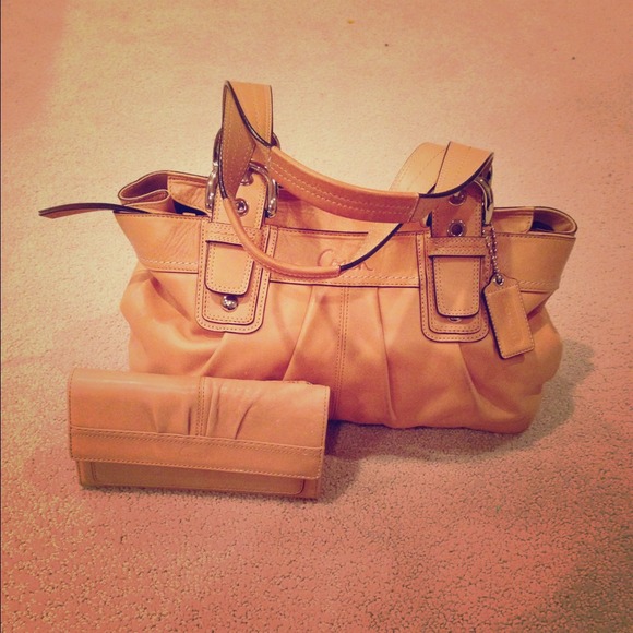 🔴SOLD🔴Authentic Leather Coach Bag and wallet