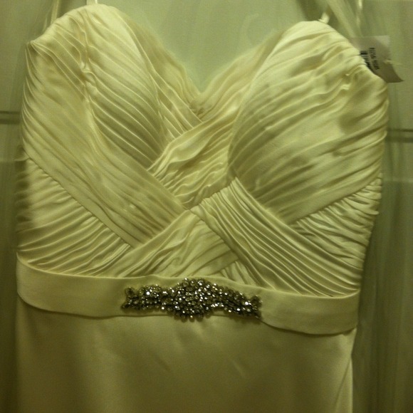 New with tags Silk ivory wedding/reception dress - Picture 2 of 4