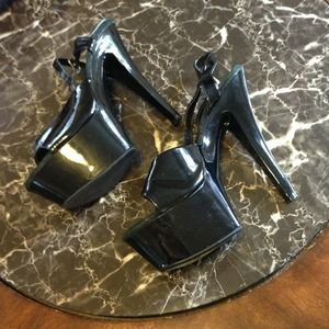 Womans Platform Heel size 9. Worn once