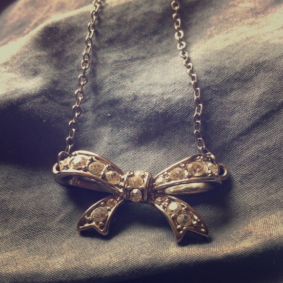 AE studded bow necklace 🎀