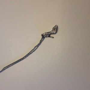 High heeled necklace with diamonds