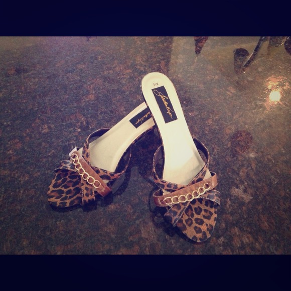 Adorable animal print Johnathan Kayne heels.