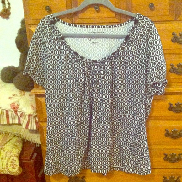 SOLD❤❤Black and White Top